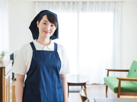 女性のハウスクリーニングスタッフ