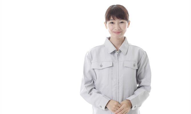 丁寧な女性のスタッフ