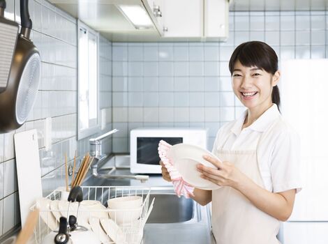 カメラの方を向く女性スタッフ