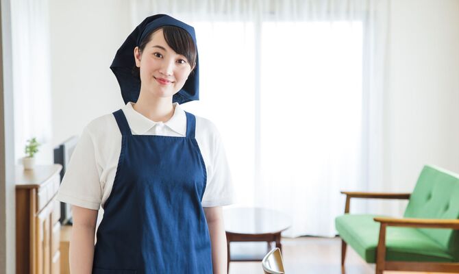 女性のハウスクリーニングスタッフ